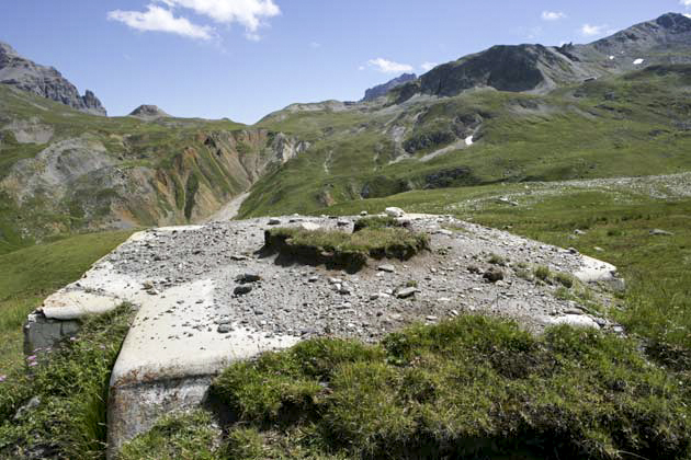 Ligne Maginot - VALLEE ETROITE - (Ouvrage d'infanterie) - Le bloc 2
Les dessus du bloc 2 avec au fond le col de la Vallée Etroite dont l’ouvrage interdit les débouchés - ZEIG Marc