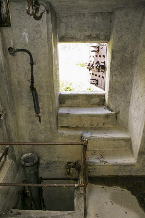 Ligne Maginot - VALLEE ETROITE - (Ouvrage d'infanterie) - Le bloc 2
La puits d'accès du bloc et la sortie de secours dotée d'une porte blindée de taille réduite - ZEIG Marc