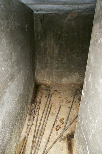 Ligne Maginot - VALLEE ETROITE - (Ouvrage d'infanterie) - Le magasin à grenade
Le caillebotis au sol a été retiré - ZEIG Marc