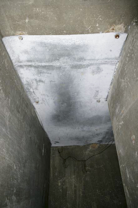 Ligne Maginot - VALLEE ETROITE - (Ouvrage d'infanterie) - Le magasin à grenade
Le plafond doublé par des plaques de tôle - ZEIG Marc