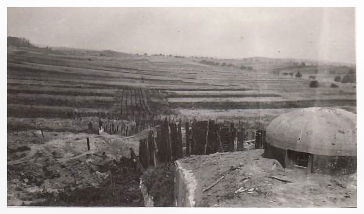 Ligne Maginot - ASCHBACH OUEST - (Casemate d'infanterie - Simple) - Le réseau d'obstacles au nord-ouest, vu depuis la casemate. On aperçoit la cloche GFM sur la droite  - Inconnu