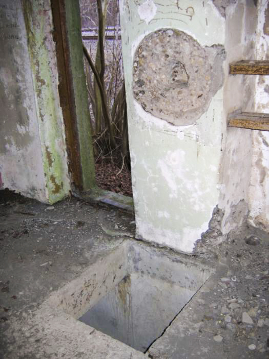Ligne Maginot - EICHELFELD 1 - (Blockhaus pour arme infanterie) - Vue intérieure de l'entrée et de la trappe d'accès à l'etage - Les Gardiens du Rhin