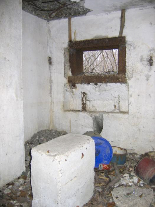 Ligne Maginot - EICHELFELD 1 - (Blockhaus pour arme infanterie) - Vue intérieure du créneau inférieur - Les Gardiens du Rhin