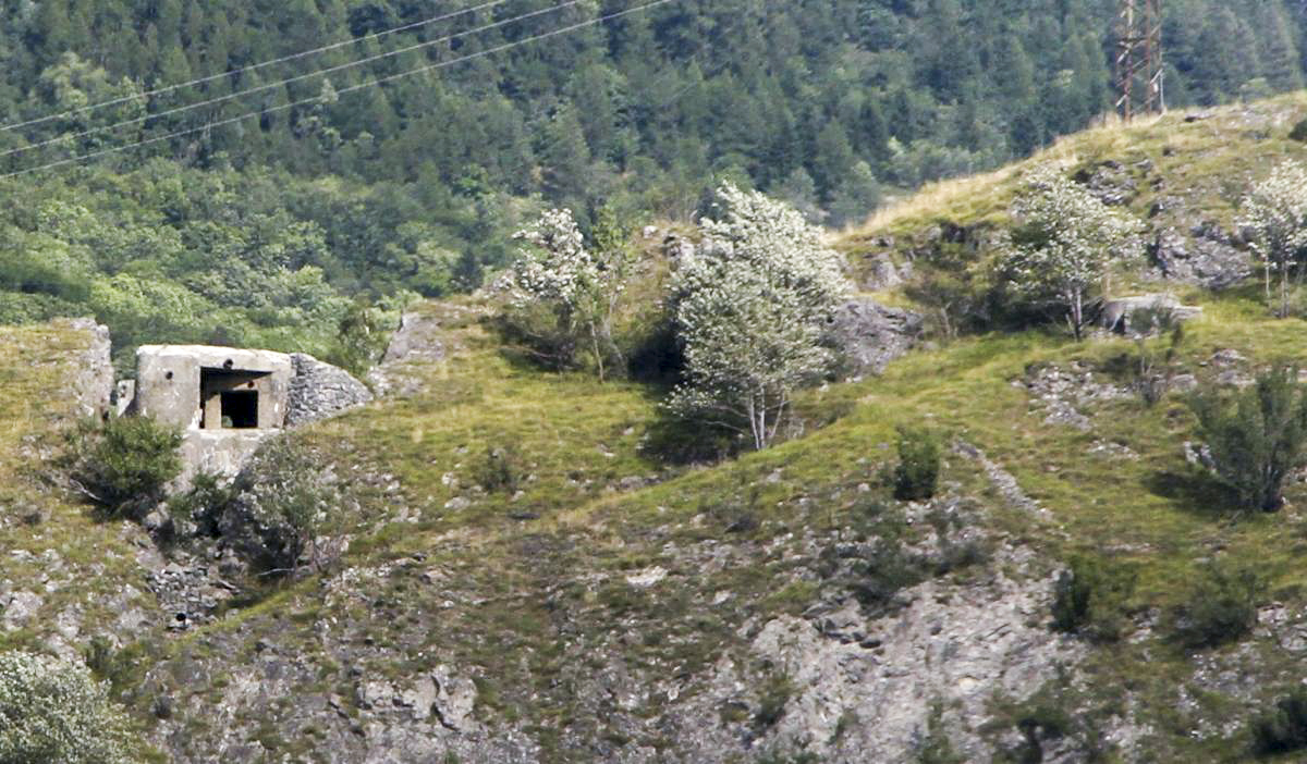 Ligne Maginot - Blockhaus B8 - PAS de la PORTE Nord - Vu du village de St Martin. Noter la pilule à droite - JOLAS, Jean-Michel