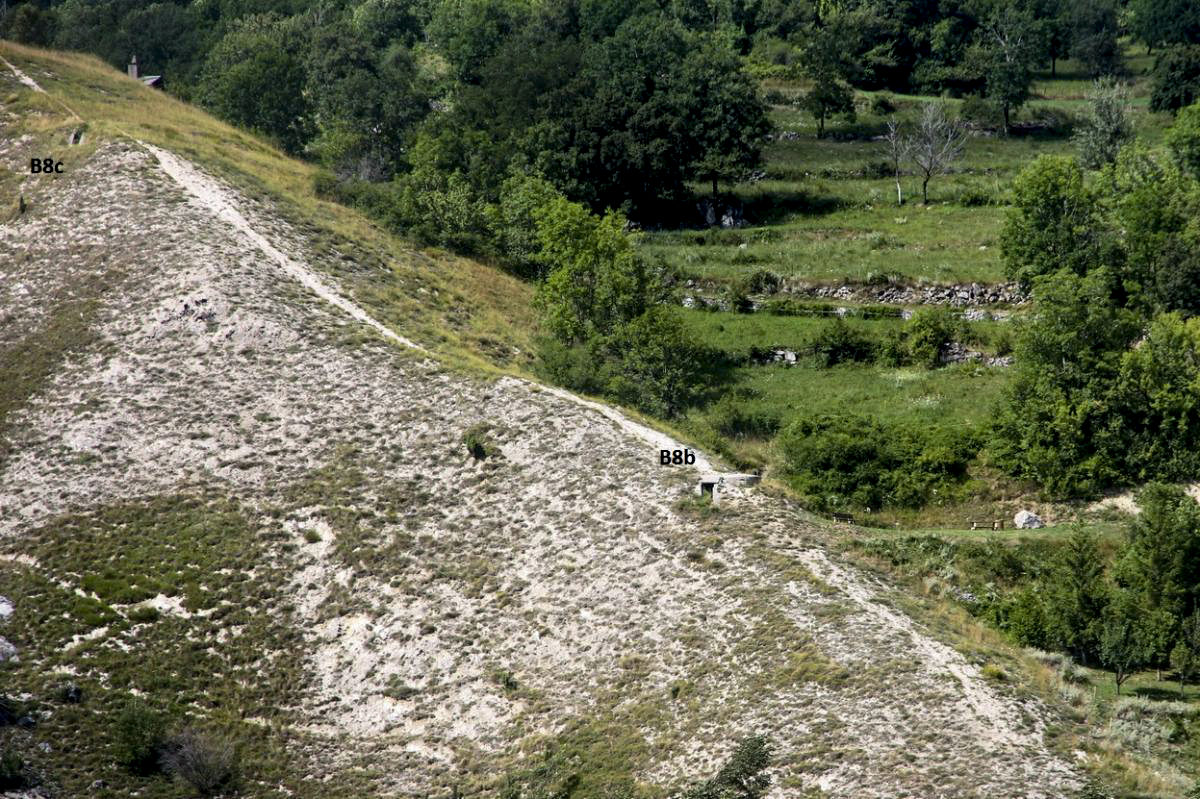 Ligne Maginot - Blockhaus B8b et B8c - La PORTE - Vu de B8. Noter en haut l'entrée de la pilule supérieure (B8c) - JOLAS, Jean-Michel
