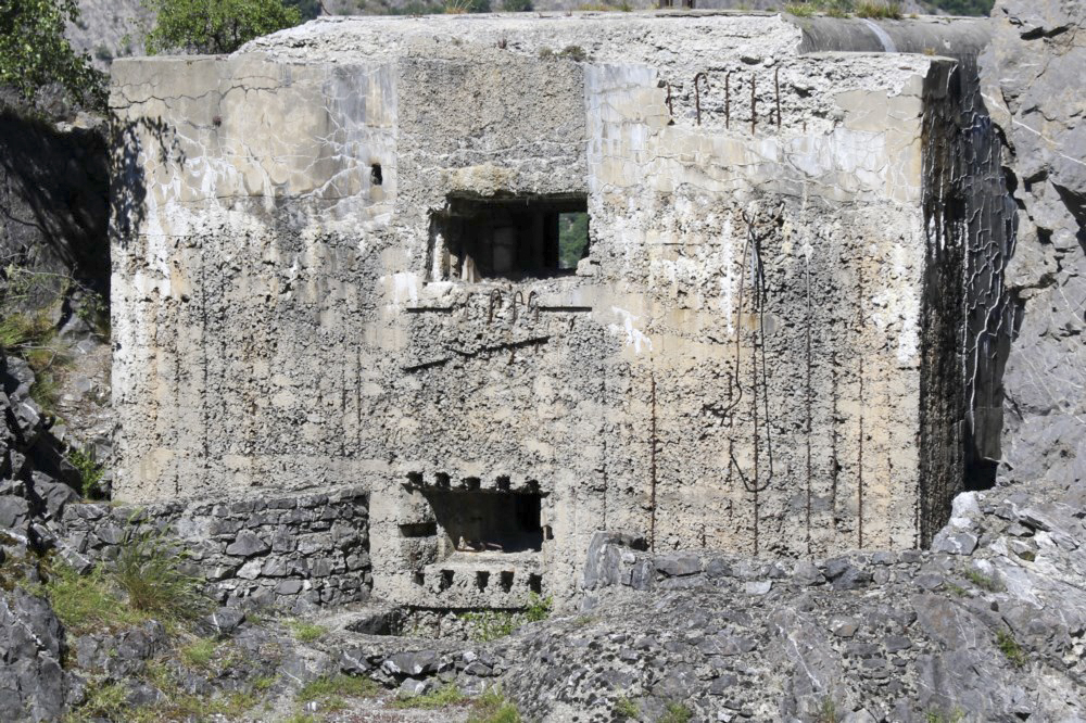 Ligne Maginot - B14 - PAS DE LA PORTE NORD - SA-8 - (Blockhaus pour canon) - Vue rapprochée. Les 2 murs de part et d'autre du créneau inférieur devaient probablement permettre l'installation d'armes d'infanterie légères en complément - Alain Perouffe