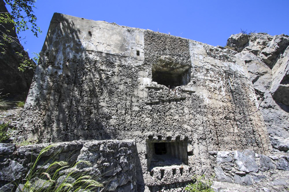 Ligne Maginot - B14 - PAS DE LA PORTE NORD - SA-8 - (Blockhaus pour canon) - Vue très rapprochée. Les 2 murs de part et d'autre du créneau inférieur devaient probablement permettre l'installation d'armes d'infanterie légères en complément - Alain Perouffe