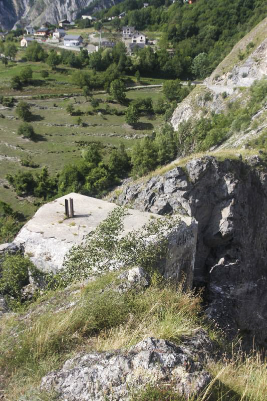 Ligne Maginot - B14 - PAS DE LA PORTE NORD - SA-8 - (Blockhaus pour canon) - vu de l'arête au dessus - JOLAS, Jean-Michel