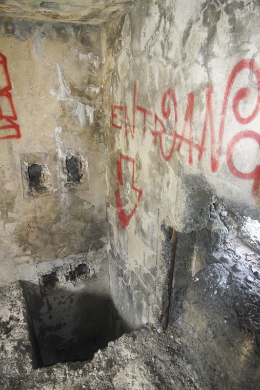Ligne Maginot - B14 - PAS DE LA PORTE NORD - SA-8 - (Blockhaus pour canon) - Puits d'accès à la chambre de tir inférieure - JOLAS, Jean-Michel