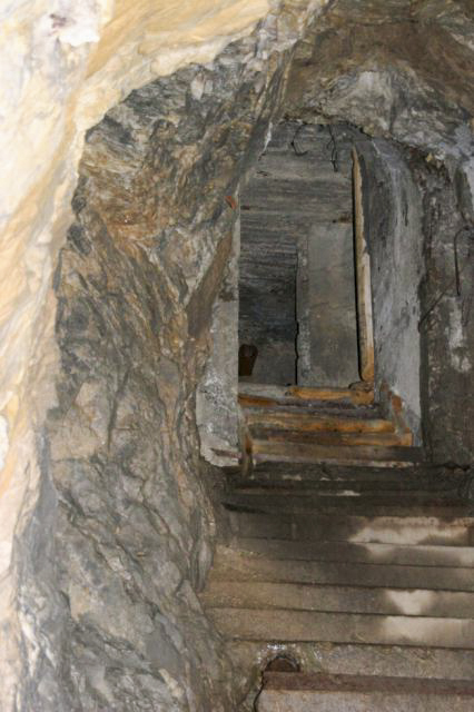Ligne Maginot - LES ROCHILLES - (Ouvrage d'infanterie) - Bloc entrée
L'accès au bloc depuis les dessous de l'ouvrage. Noter l'état de finition des parements - ARMAND Patrick