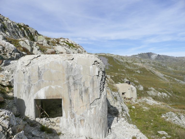 Ligne Maginot - LES ROCHILLES - (Ouvrage d'infanterie) - Le bloc cheminée
Avec le B1 en contrebas - ARMAND Patrick