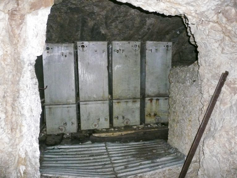 Ligne Maginot - LES ROCHILLES - (Ouvrage d'infanterie) - Les dessous
Les citernes prévues pour le stockage de l'eau. Ces citernes n'ont jamais été mises en place - ARMAND Patrick