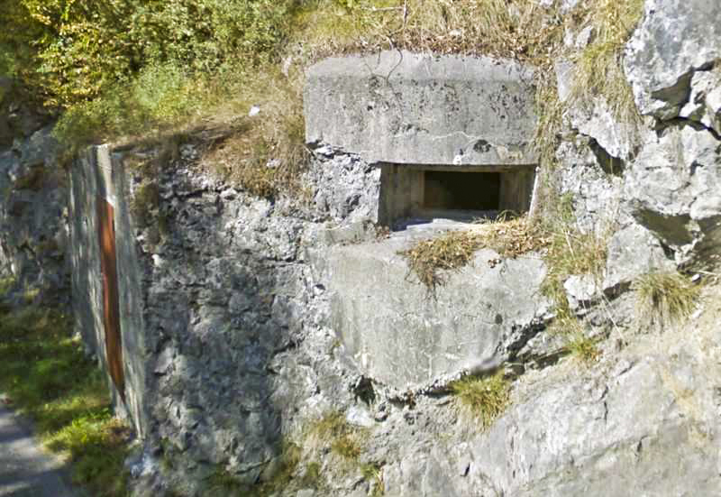 Ligne Maginot - Blockhaus HS122 - PONT DE MORETTE 2 - Le créneau observatoire/FM à l'entrée de l'ouvrage - Google Streetview