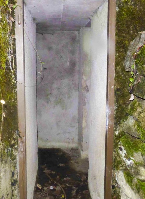 Ligne Maginot - F103 - NANT DEBOUT - HS122 - (Blockhaus pour arme infanterie) - Vu de la première entrée, la chambre de tir est à droite, la deuxième entrée au fond vers la gauche - François VILLARS