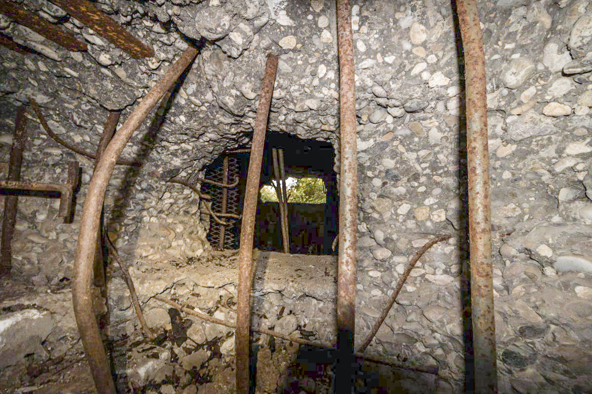 Ligne Maginot - WELSCHHOF - (Ouvrage d'infanterie) - Bloc 1
La casemate a été percée par les tirs allemands - YAMI1900
