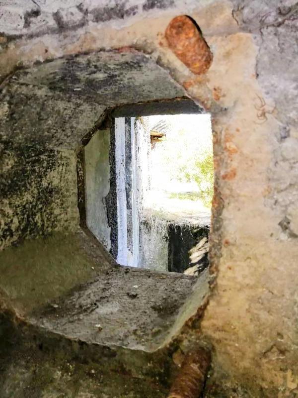 Ligne Maginot - WELSCHHOF - (Ouvrage d'infanterie) - Bloc 3
Vue vers l’extérieur d'un créneau  - Jin Jac