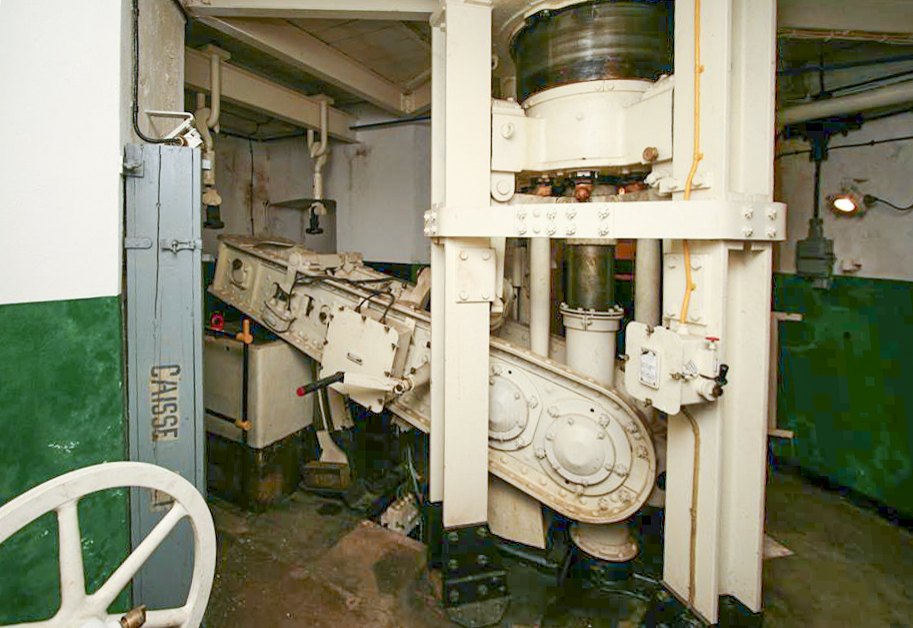 Ligne Maginot - IMMERHOF - A10 - (Ouvrage d'infanterie) - Bloc 3
Tourelle pour mortiers 81 mm
L'étage inférieur, le balancier à contrepoids - GRUBER Franck