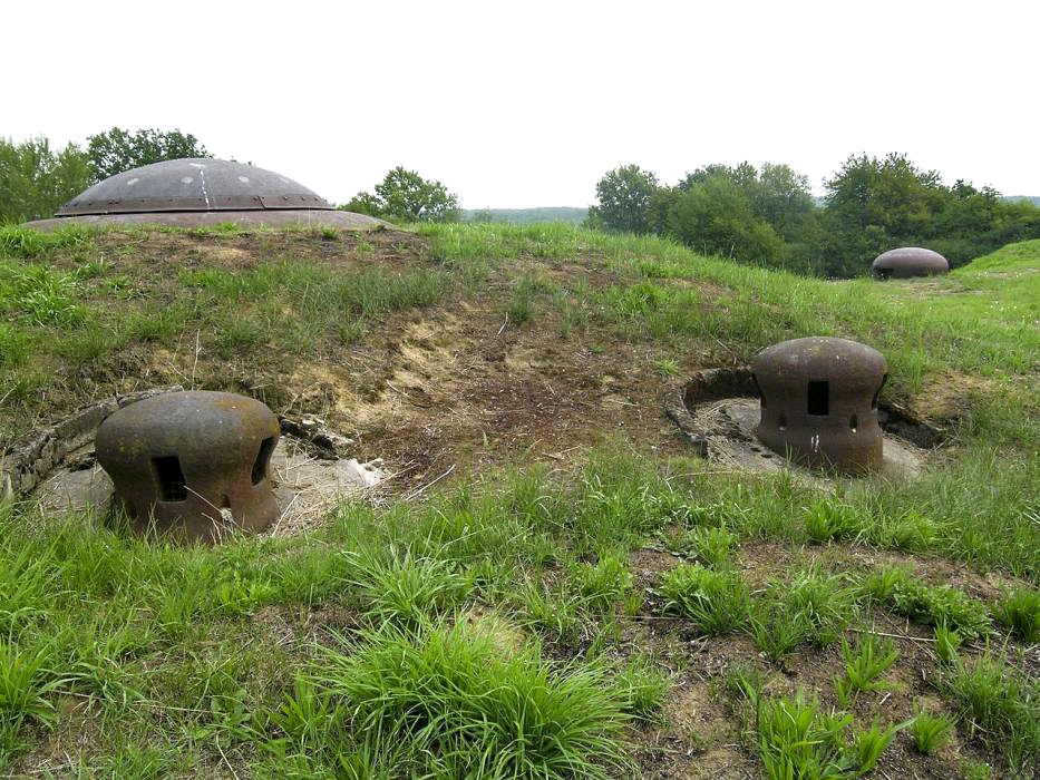 Ligne Maginot - IMMERHOF - A10 - (Ouvrage d'infanterie) - Bloc 2
Tourelle de mitrailleuses et champignons de prise d'air - Lvcvlvs