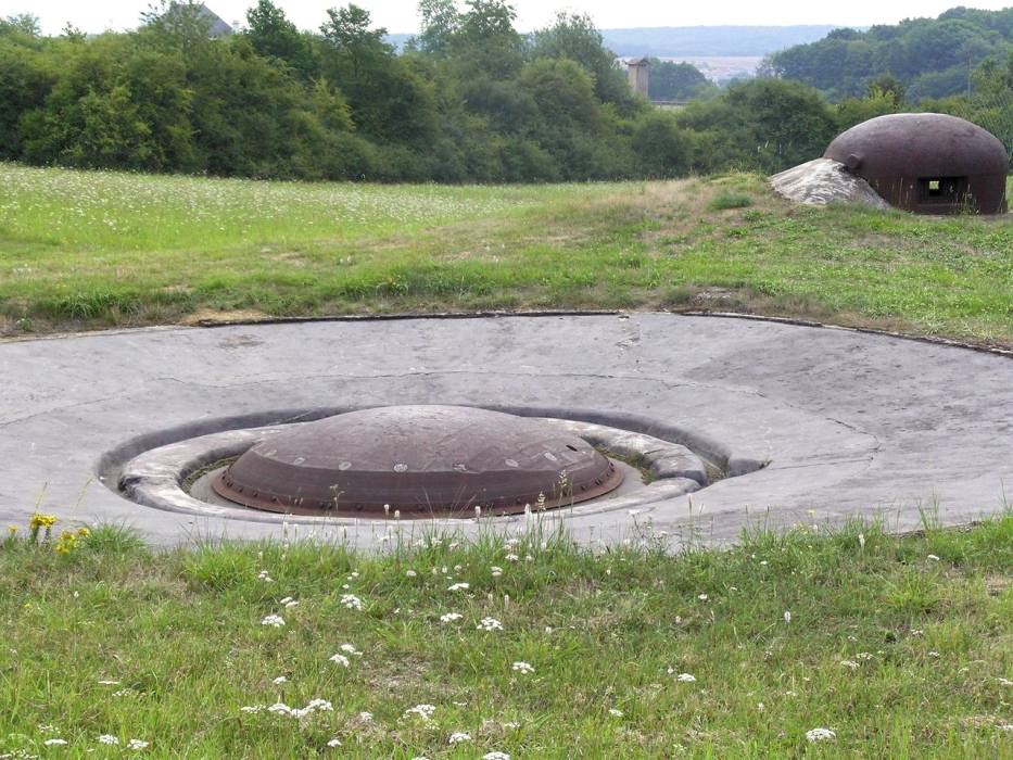 Ligne Maginot - IMMERHOF - A10 - (Ouvrage d'infanterie) - Bloc 3
Tourelle pour deux mortiers de 81 mm.
Le tourelle est visiblement située dans un renfoncement de la dalle, ce qui en la défilant aux vues ennemies rend difficile sa neutralisation