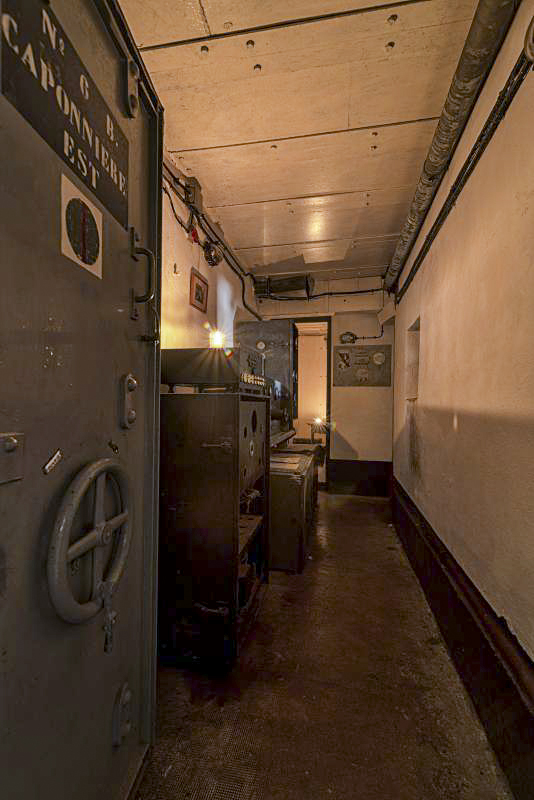 Ligne Maginot - IMMERHOF - A10 - (Ouvrage d'infanterie) - Bloc d'entrée
Le central radio de l'ouvrage dans un état remarquable avec ses postes émetteurs de télégraphie. - Patrimoine en Images