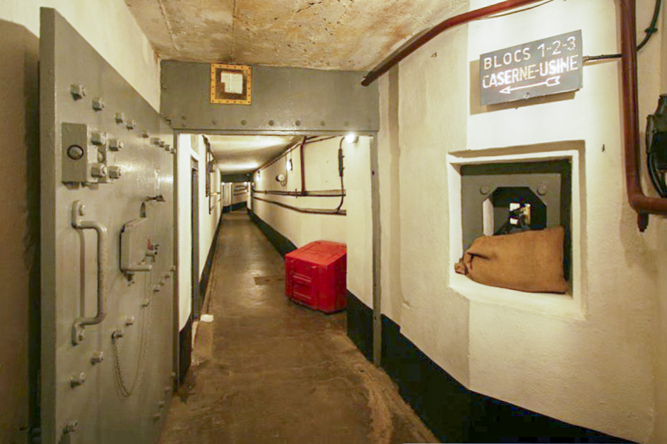 Ligne Maginot - IMMERHOF - A10 - (Ouvrage d'infanterie) - Galeries de l'ouvrage.
Celles ci, construites à ciel ouvert, sont constituée de béton coulé et non pas de maçonnerie, ce qui explique leur section carrée - GRUBER Franck