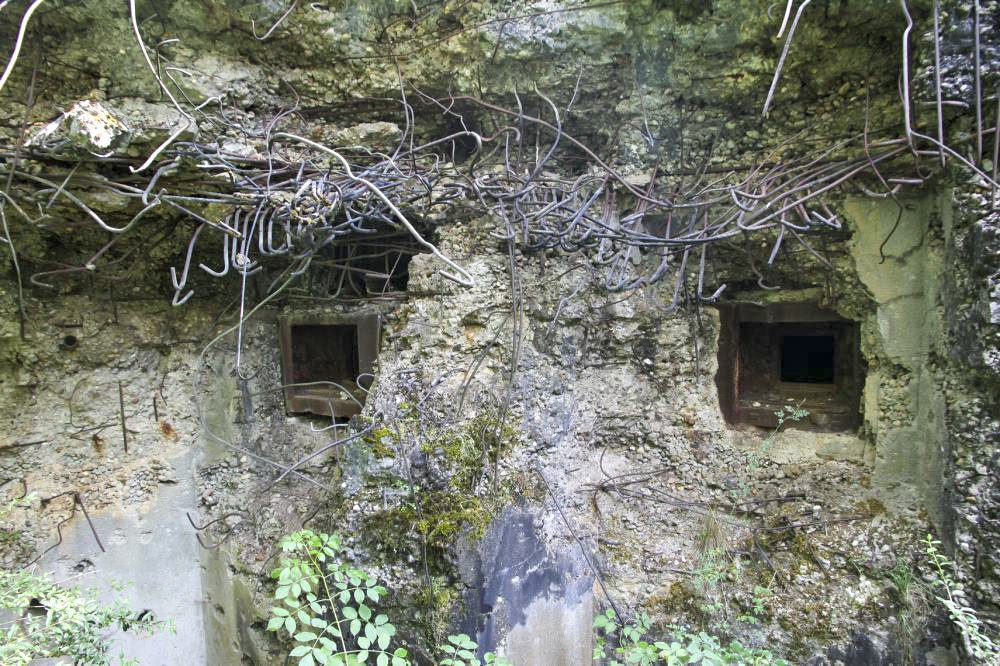 Ligne Maginot - SINGLING OUEST - (Casemate d'infanterie) - Façade Ouest, labourée par les tirs allemands. - JMJ-73