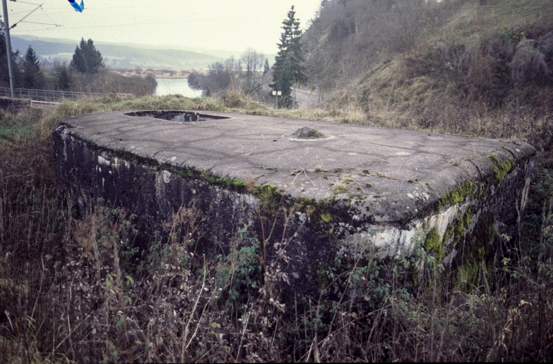 Ligne Maginot - B37 - ABBAYE 2 - (Cuve pour arme d'infanterie) - Vue extérieure du  bloc bétonné.
On remarque la voie ferrée, la route et le Doubs. - ammagsdr
