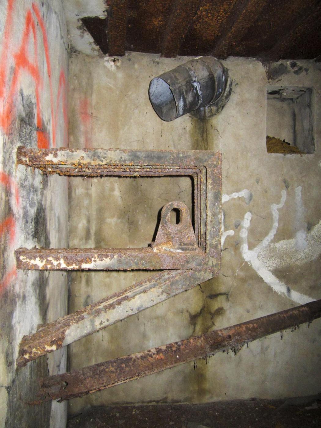 Ligne Maginot - OBSERVATOIRE EST DES CERISIERS - (Blockhaus pour arme infanterie) - Support du ventilateur - Gregory Fuchs