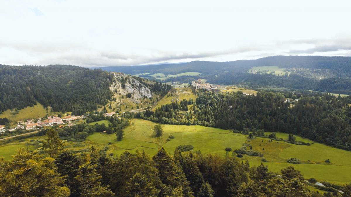Ligne Maginot - FORT DE JOUX - (Position d'artillerie préparée) - Vue générale du verrou de la cluse de Mijoux depuis l'ouest - Antoine SCHOEN