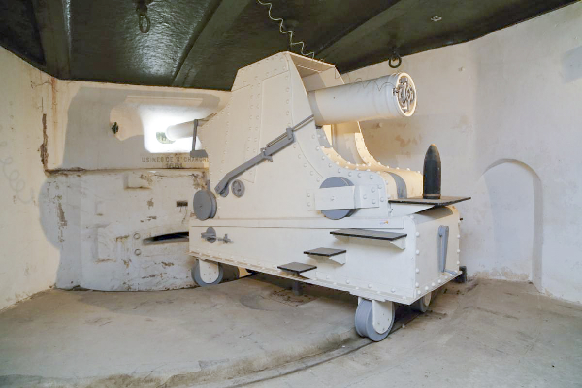 Ligne Maginot - FORT DE JOUX - (Position d'artillerie préparée) - La reproduction d'une pièce de 155 dans la casemate Mougin - Antoine SCHOEN