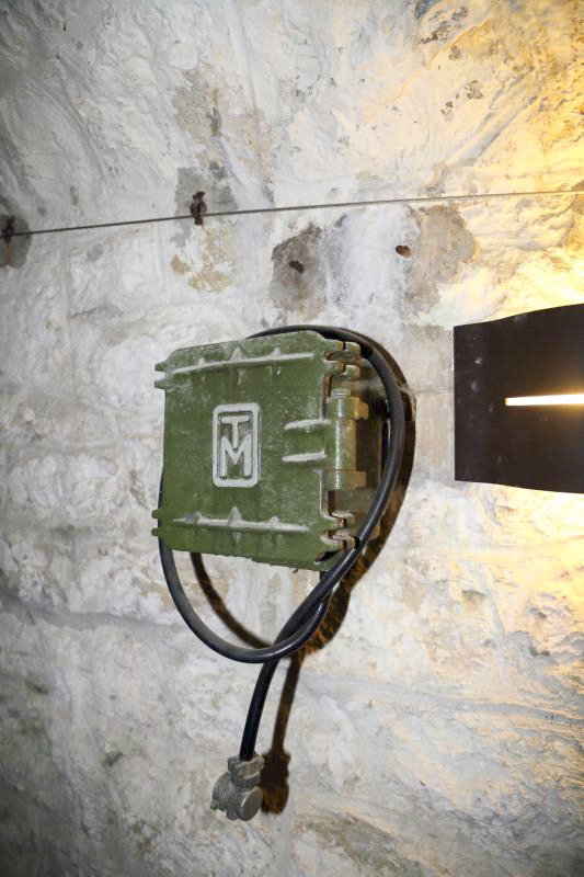 Ligne Maginot - FORT DE JOUX - (Position d'artillerie préparée) - Coffret étanche pour TM32 dans la casemate Mougin restaurée - Antoine SCHOEN