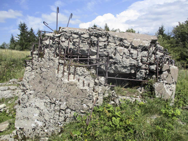 Ligne Maginot - GRAND TAUREAU - (Blockhaus pour arme infanterie) - Blockhaus, desservi par 2 tranchées, situé à 1323 mètres d'altitude. - Randonneur62