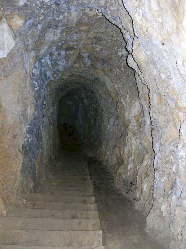 Ligne Maginot - FORT DU LARMONT SUPERIEUR - (Casernement) - Abri sous roc - ELLENA-CUNY
