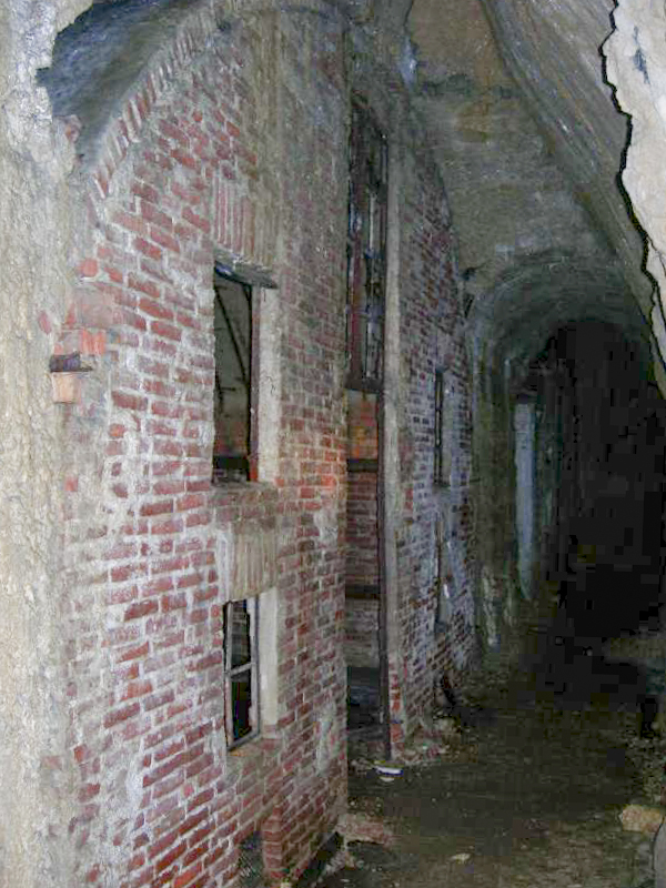 Ligne Maginot - FORT DU LARMONT SUPERIEUR - (Casernement) - Abri sous roc - ELLENA-CUNY