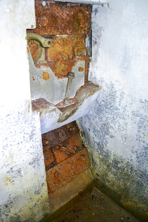 Ligne Maginot - BOIS de KANFEN Est - C43 (Casemate d'infanterie) - Créneaux pour FM 24/29 de défense rapprochée. Le créneau en partie basse assurait la défense du fossé de la casemate - PAVEL Jan
