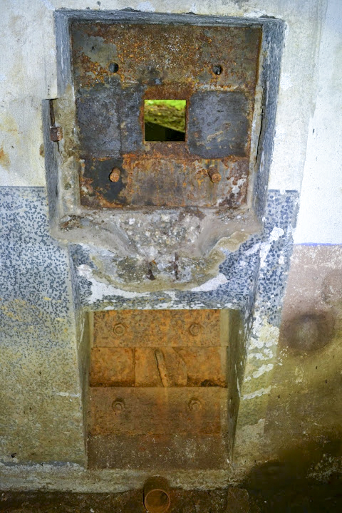 Ligne Maginot - BOIS DE KANFEN OUEST - C42 - (Casemate d'infanterie - Simple) - Créneau pour FM et, en partie basse, créneau de pied pour FM couvrant le fossé - PAVEL Jan