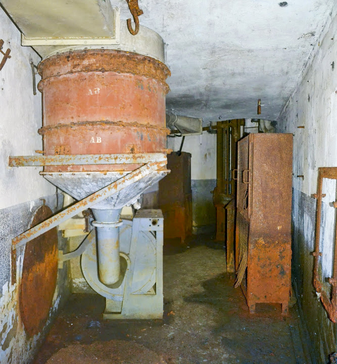 Ligne Maginot - BOIS DE KANFEN OUEST - C42 - (Casemate d'infanterie - Simple) - Ventilateur type A avec son filtre SP 36 - PAVEL Jan