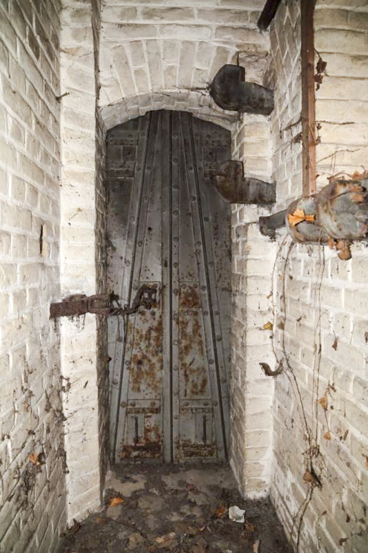 Ligne Maginot - I6 - (Abri) - Couloir extérieur de l'aile droite en l'état
Porte blindé à deux vantaux d'un sas d'entrée - Antoine Schoen