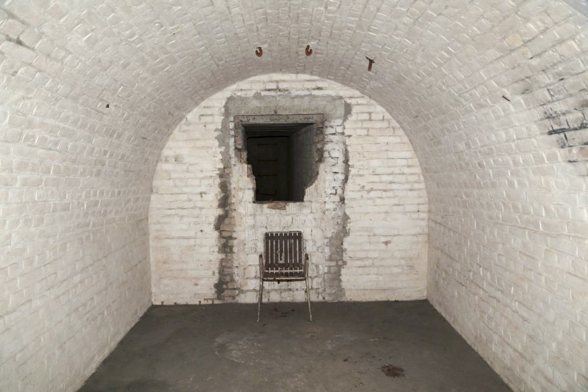 Ligne Maginot - I6 - (Abri) - Salle à l'extrémité de l'aile gauche
L'accès au blockhaus mitrailleuses qui avait été muré - Antoine Schoen
