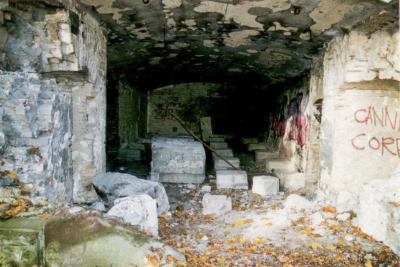 Ligne Maginot - OUVRAGE NEY-RAPP - (Position d'artillerie préparée) - Caserne
Chambre de troupe de l'aile gauche dont la façade à été soufflée par les destructions françaises - Antoine Schoen