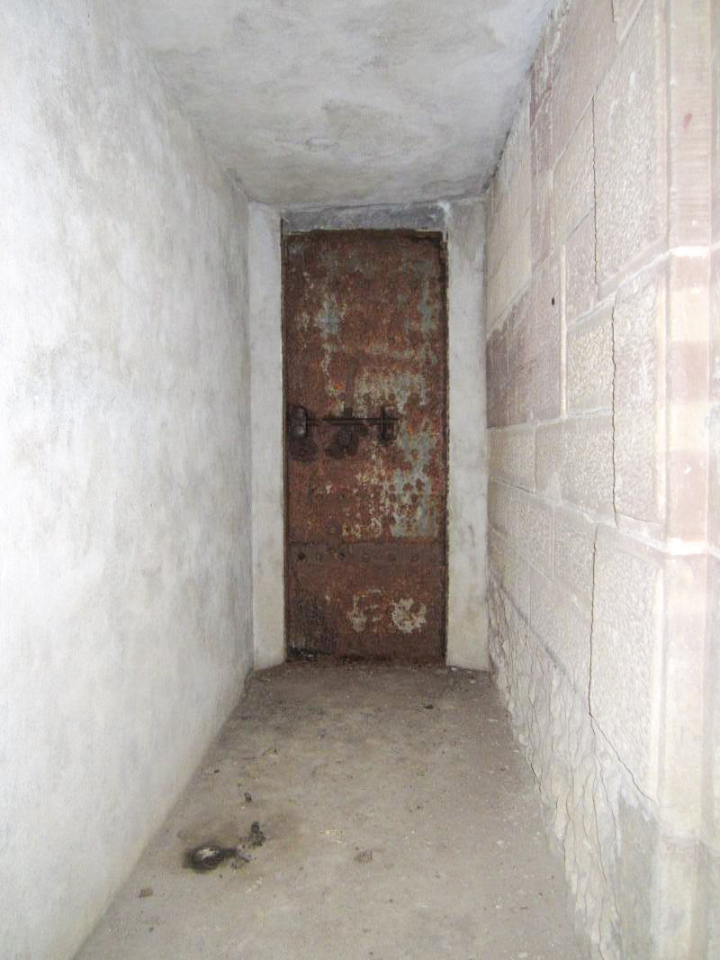 Ligne Maginot - I12 - (Abri) - L'entrée renforcée par un masque bétonnée
Une porte blindée de l'abri a été réutilisée - Gregory Fuchs