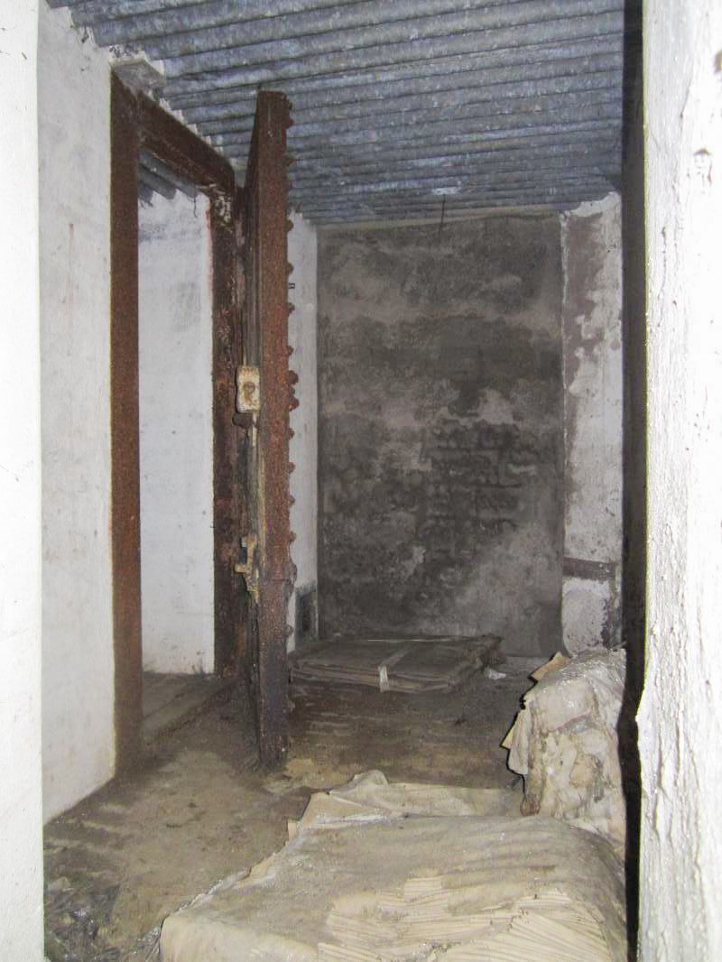 Ligne Maginot - I12 - (Abri) - Accès muré dans le couloir de circulation
A gauche l'entrée d'une salle conservée - Les Gardiens du Rhin