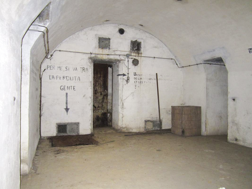 Ligne Maginot - I12 - (Abri) - Salle de troupe avec l'accès au couloir conservée
A gauche de l'entrée, la fosse donnant accès au puits - Les Gardiens du Rhin