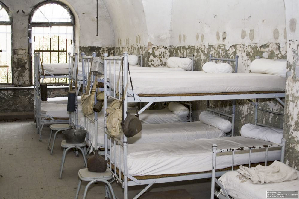 Ligne Maginot - FORT PETAIN  FRERE (172° RIF) - (PC de Sous-Secteur) - Chambre de troupe française de la période 1930-1940 - Nicolas HERMAMM