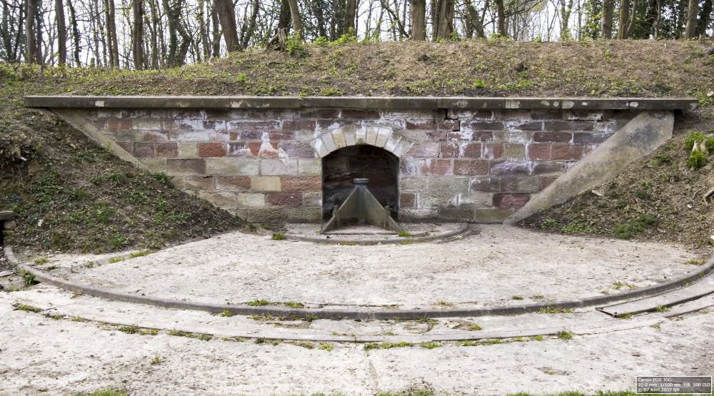 Ligne Maginot - FORT PETAIN  FRERE (172° RIF) - (PC de Sous-Secteur) - Une des quatre positions à affût pivot pour canon de 15 cm long 'Ringkanone' destiné à l'origine aux batteries côtières. Ses obus devenant inefficaces contre les navires, une centaine de ces pièces furent affectées aux fortifications terrestres. Cette pièce de 9,5 tonnes avait une portée de 8 km. - Nicolas HERMAMM