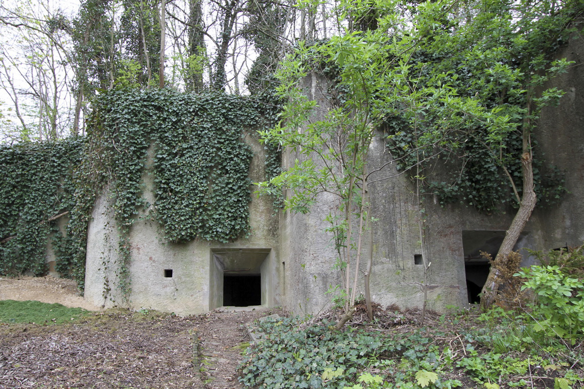 Ligne Maginot - Casemate d'artillerie DUCROT Est - Les deux embrasures modifiées en 1936 pour des canons de 75 mm mle 1897 - Alain Perouffe