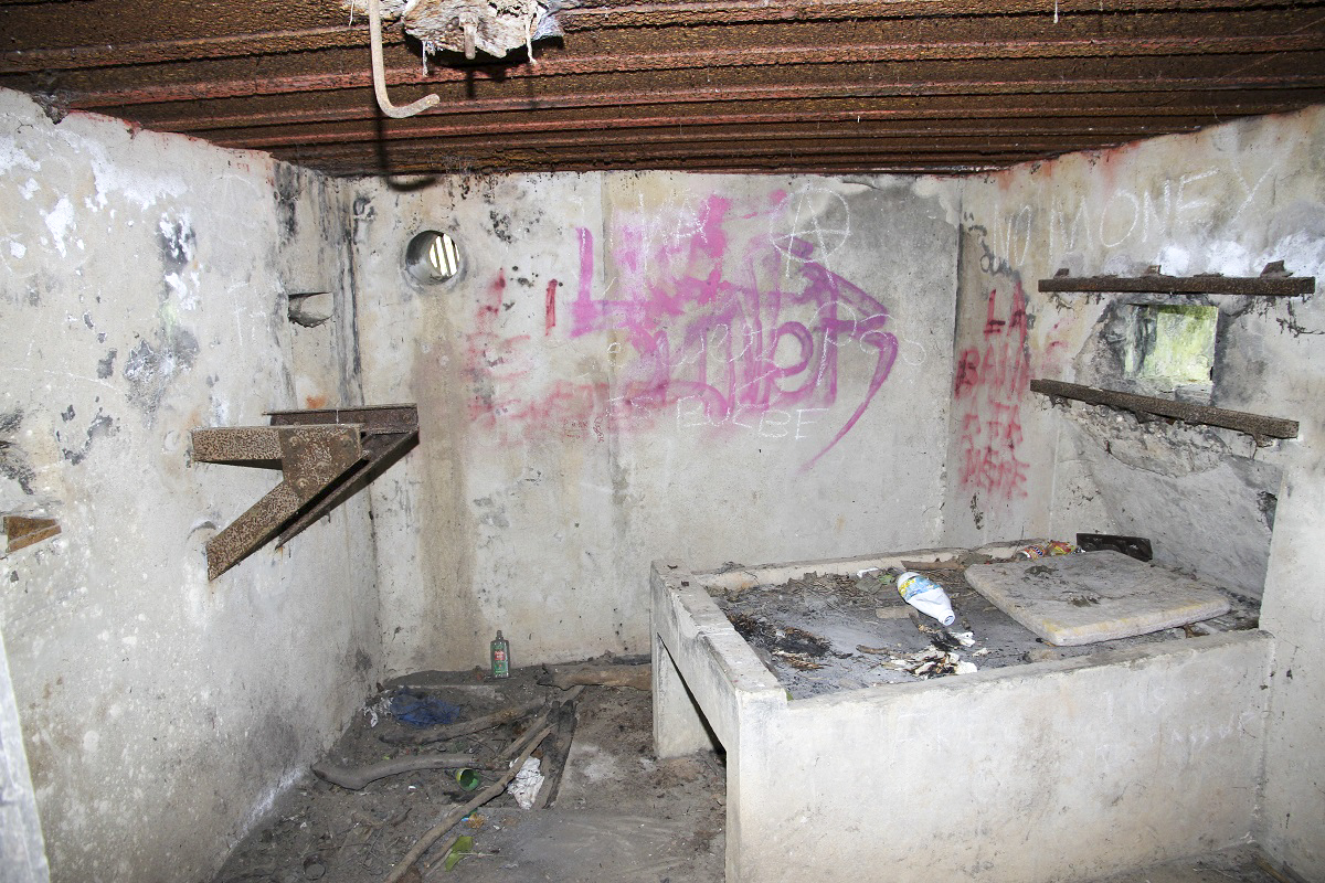 Ligne Maginot - FORT FRERE - (Blockhaus pour arme infanterie) - Créneau gauche et support de ventilation. Noter au plafond le volet du tube du périscope. - JOLAS, Jean-Michel