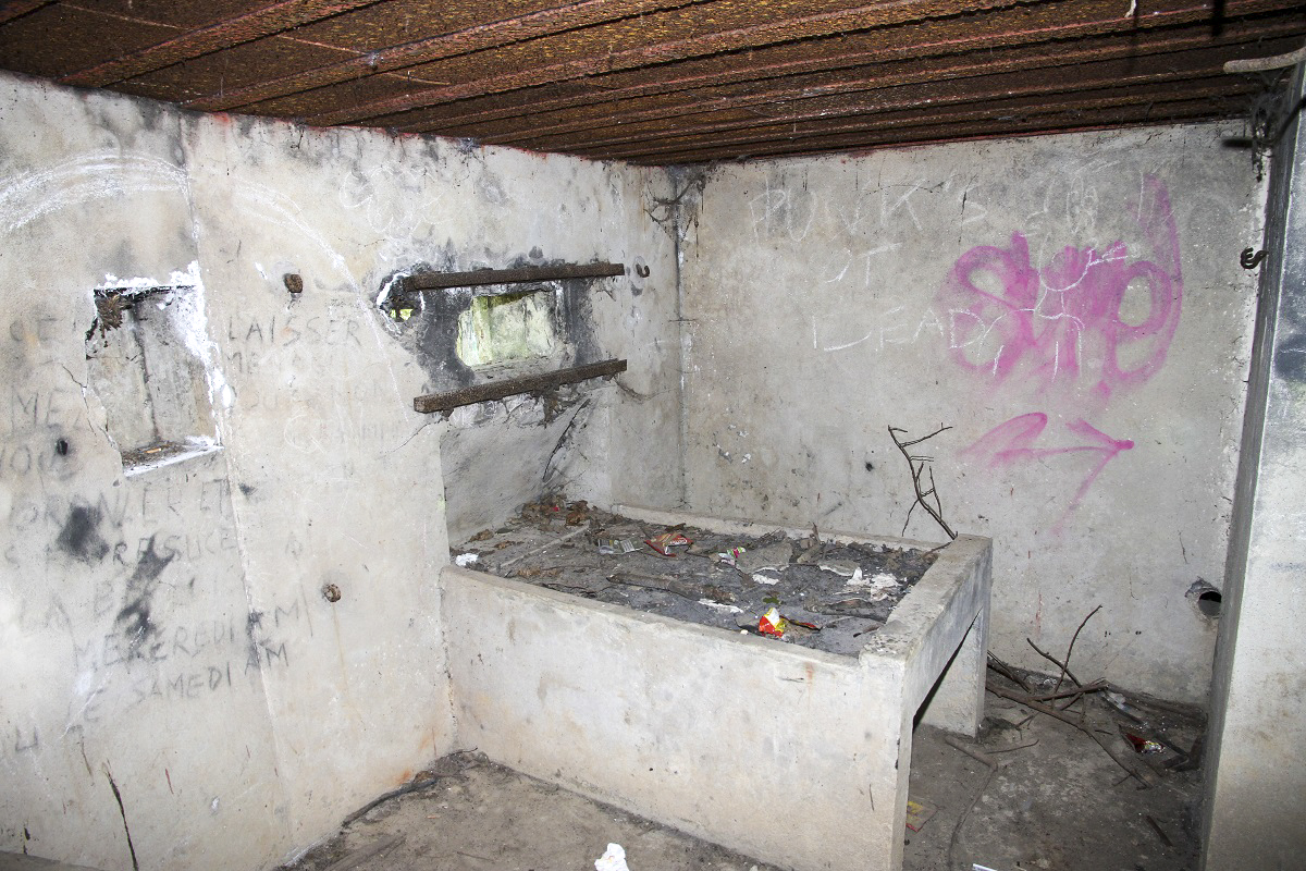 Ligne Maginot - FORT FRERE - (Blockhaus pour arme infanterie) - Créneau droit et niche d'éclairage - JOLAS, Jean-Michel
