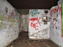 Ligne Maginot - BLAUELSAND - (Casemate d'infanterie - Simple) - Chambre de repos
Vue sur l'entrée et le créneau FM de défense rapprochée. A droite, les goujons de fixation des équipements TM 32
