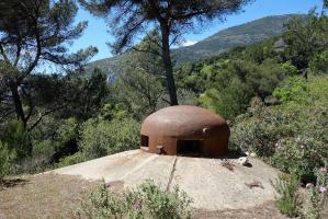 Ligne Maginot - ROQUEBRUNE - CORNILLAT - (Ouvrage d'artillerie) - Bloc 2
Cloche GFM. Le Mont Agel est visible à l'arrière-plan sur la gauche